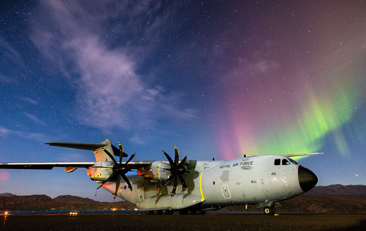 RoyalAirForce's tweet image. Homeward bound! 🏠

We couldn't have asked for a better backdrop than the Northern Lights to photograph this RAF Atlas. 🌌

The Atlas Force has been supporting the @rafredarrows on their Maple Hawk tour of Canada. The aircraft is pictured here in Greenland, returning to the UK.