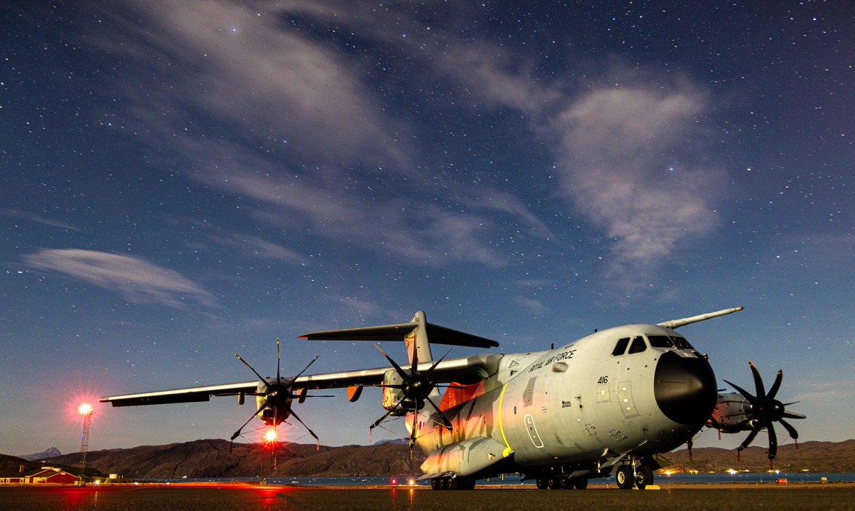 RoyalAirForce's tweet image. Homeward bound! 🏠

We couldn't have asked for a better backdrop than the Northern Lights to photograph this RAF Atlas. 🌌

The Atlas Force has been supporting the @rafredarrows on their Maple Hawk tour of Canada. The aircraft is pictured here in Greenland, returning to the UK.