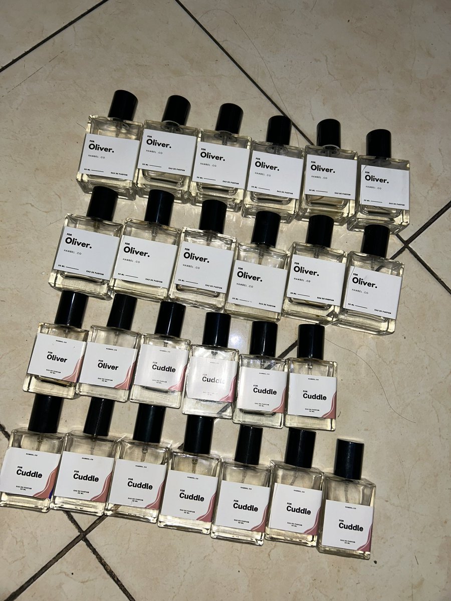UrbbyRa's tweet photo. udah 2thnan gak ganti parfum dari yg botolnya masih bulet sampe kotak 👍 aku siap sih jadi duta hambel oliver &amp; cuddle 🙏 @HambelCo https://t.co/bAVVkiuvwM