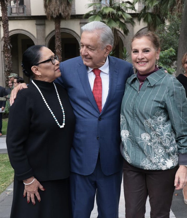 rosaicela_'s tweet photo. GRACIAS, gracias por tanto Presidente @lopezobrador_ y gracias a su esposa @BeatrizGMuller 🇲🇽 https://t.co/4E7Sx83B0J
