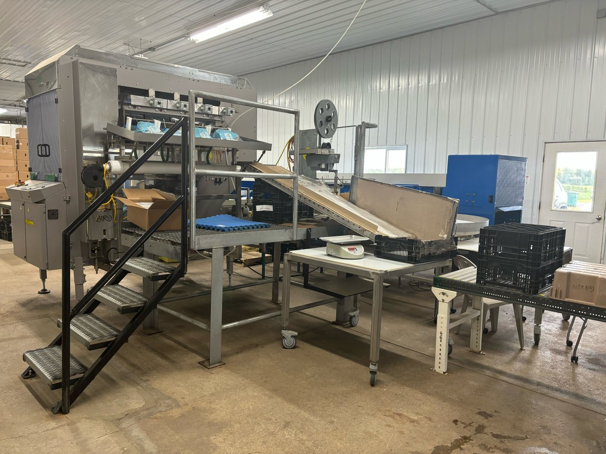wofdsvc's tweet photo. Do you know how farmers store their apples over winter?

Apples are sealed in an environment that is about 3% oxygen, where the farmers control temperature, humidity, nitrogen and carbon dioxide. This makes the perfect room for their long winter nap! https://t.co/YzC3lC4mfO