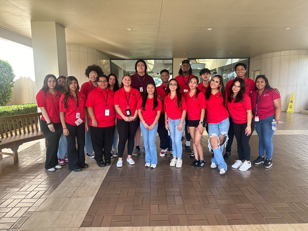 SeedeenNihara's tweet image. College Tour @LynnUniversity for the AVID 4 ( seniors ) .
#collegelooksgoodonyou
#collegeispossible 
#whatwillyouimpact
#AVIDIMPACT