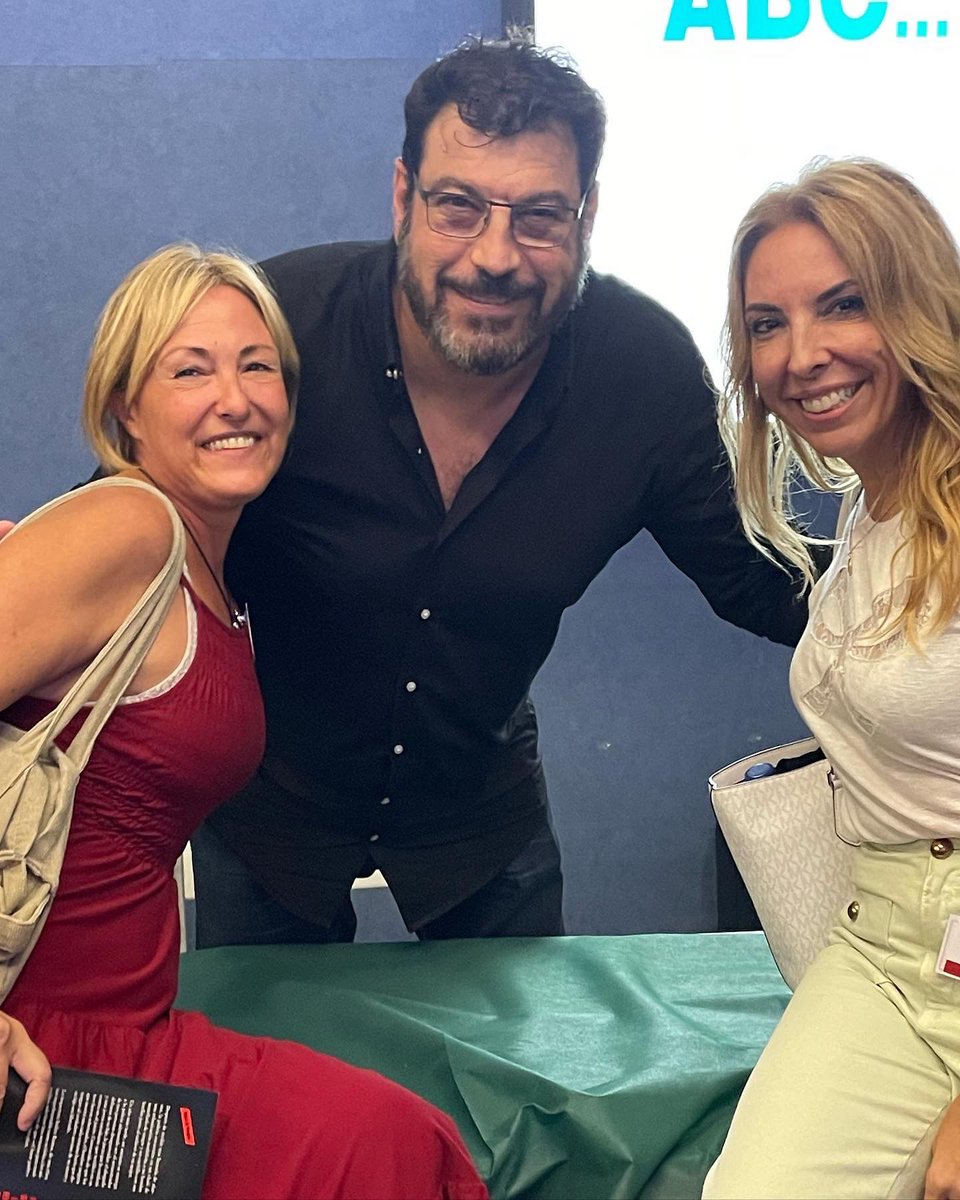 AnitaBackster's tweet photo. Un fin de semana literario de 10 📖🎉en el Congreso @EscrivivirVLC 

Ha sido un lujo poder compartir momentazos con escritores de la talla de Santiago Díaz y Ramón Palomar, quienes, aunque no los conocía en persona, me han conquistado👍🏻😍 https://t.co/UHpxhPDO26