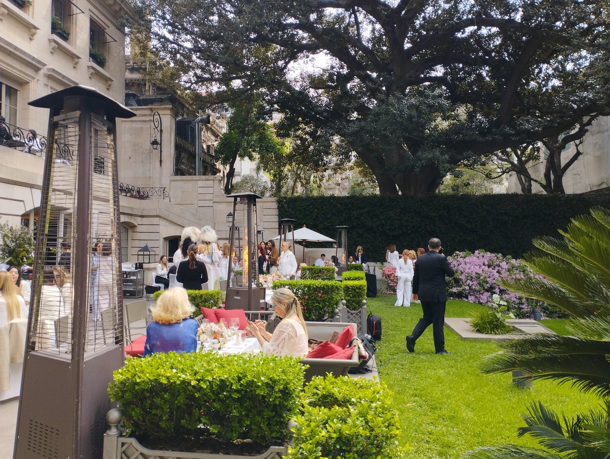 MakeAWishArg's tweet photo. Ya estamos en #PicnicInWhite en el @PalacioDuhau @MakeAWishArg https://t.co/Xd0fGgB18g