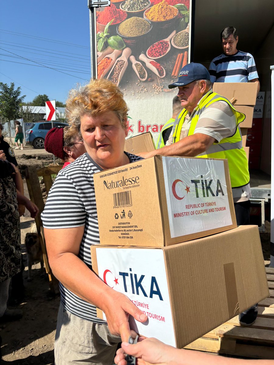 Tika_Romania's tweet photo. Romanya’nın doğusunda, Galați’da geçen hafta meydana gelen sel felaketinin yaralarını sarmak amacıyla hazırladığımız 800 gıda & hijyen paketini, @TC_KostenceBK’muz Sn.Ozan Çakır’ın katılımıyla Slobozia Conachi’de gerçekleştirdiğimiz programda ihtiyaç sahiplerine ulaştırdık.🇷🇴🤝🇹🇷 https://t.co/KkNsG257SU