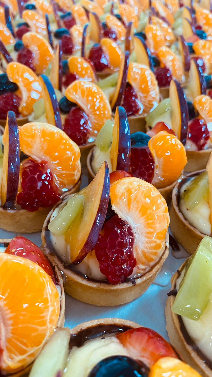TPatisseries's tweet image. These autumnal colours are definitely getting us ready for October 🍁🍁

Our Mini Fresh Fruit Tart is something of a delight

#freshfruittart #patisserie #afternoontea
