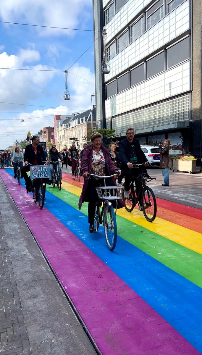 kapteijns's tweet photo. Pilot om het fietsgedeelte van de Grote Marktstraat een kleur 🏳️‍🌈 te geven is gestart. Komende 3 maanden gaan we monitoren of dit de duidelijkheid en veiligheid verbetert. https://t.co/U6KWtIsFKK