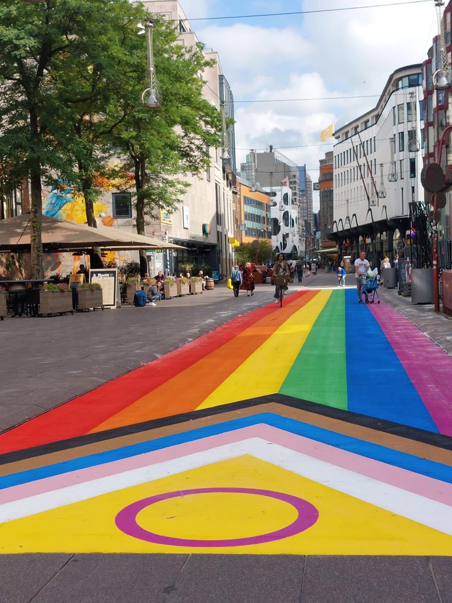 kapteijns's tweet photo. Pilot om het fietsgedeelte van de Grote Marktstraat een kleur 🏳️‍🌈 te geven is gestart. Komende 3 maanden gaan we monitoren of dit de duidelijkheid en veiligheid verbetert. https://t.co/U6KWtIsFKK