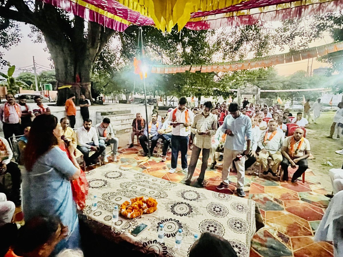 RekhaMAHAJAN7's tweet photo. MLA Candidate from #bahuconstituency  @ChVikramR ji  interacted with public in Ward no 49, Channi Rama …

@tarunchughbjp @ashishsood_bjp @blsanthosh @JPNadda @AmitShah @blsanthosh @BJP4India @BJP4JnK https://t.co/FLKukPKf9T