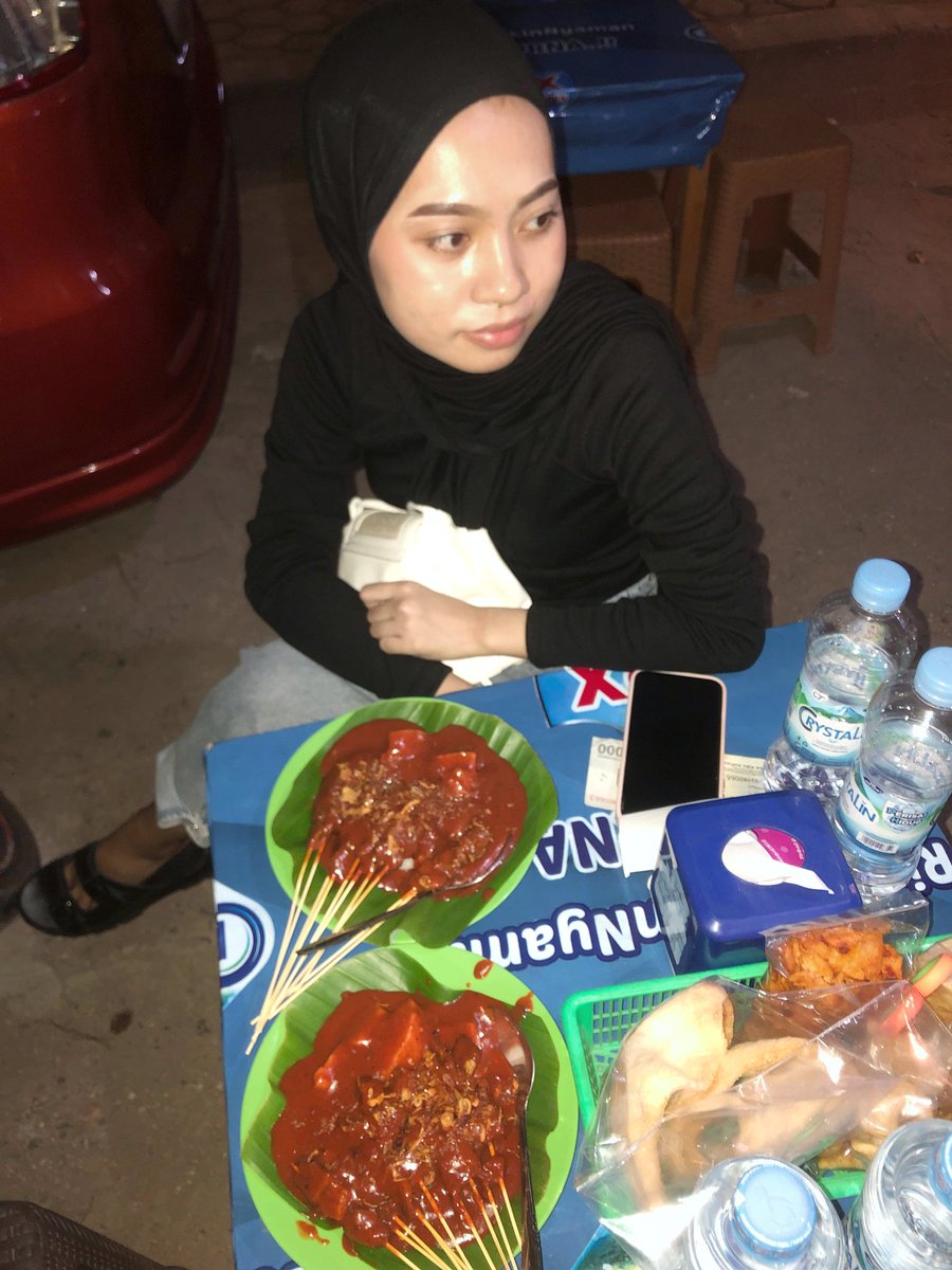 yrswtbby's tweet photo. Dari dulu ga pernah nemu sate padang enak. Bahkan sampe under estimate semua sate padang karena kureng. Tapi berkat wanita cantik satu ini nyaranin Sate Padang SUTAN, di Jl. Demang Lebar Daun. Pikiran saya sudah terbuka kalo ADA sate padang yang ENAKKK. Ty ya @sanubariselesa https://t.co/OxilHN5yzN