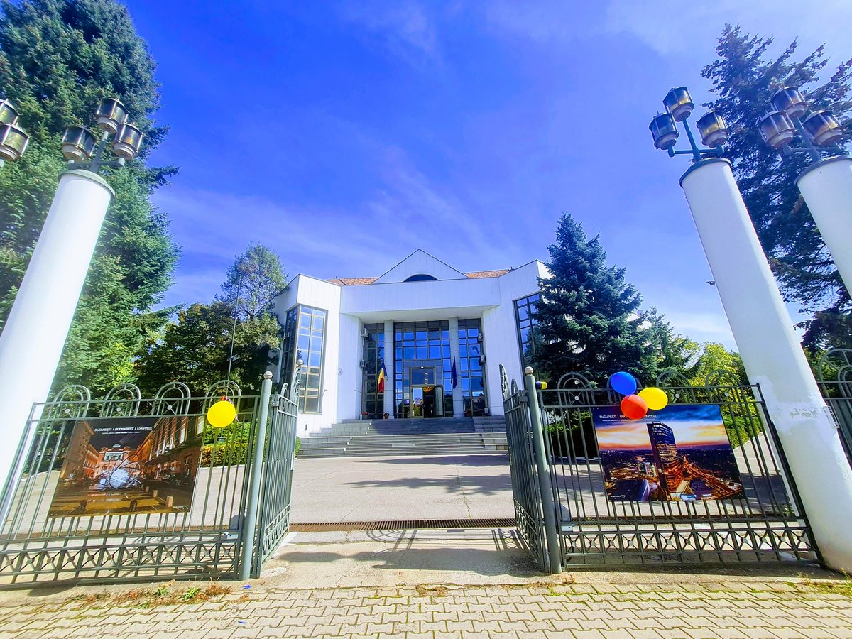 sofia_amb's tweet photo. A big thank you to the numerous citizens of #Sofia who visited us on our 1st #OpenDoorsDay!  Happy to associate with @sofiagrad in the #EuropeanHeritageDays.
🇷🇴🇧🇬  people2people contacts are crucial 4 relations btw our countries.
@MAERomania @MFABulgaria
https://t.co/P7o4SvPK5L https://t.co/fdlAeXlrhs