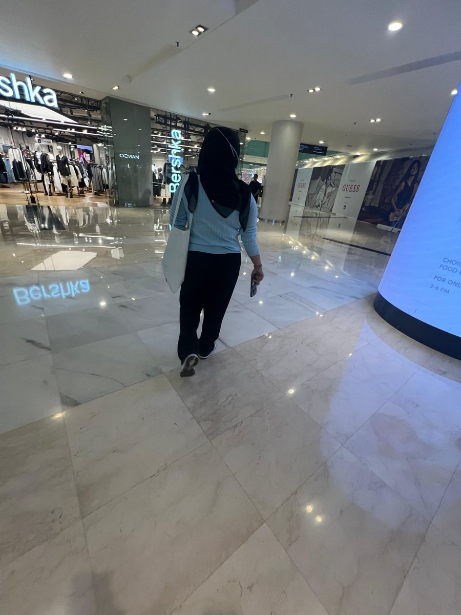 GUYS PLIS SIAPAPUN HATI HATI KALO KETEMU MBA MBA  KAYAK DI FOTO!!! 

hari ini gua sama temen gua hampir aja kena tipu sama ni orang!!! gua sama temen gua ketemu ketemu ni orang di stasiun Manggarai, destinasi gua sama temen gua sebenernya mau ke perpusnas.