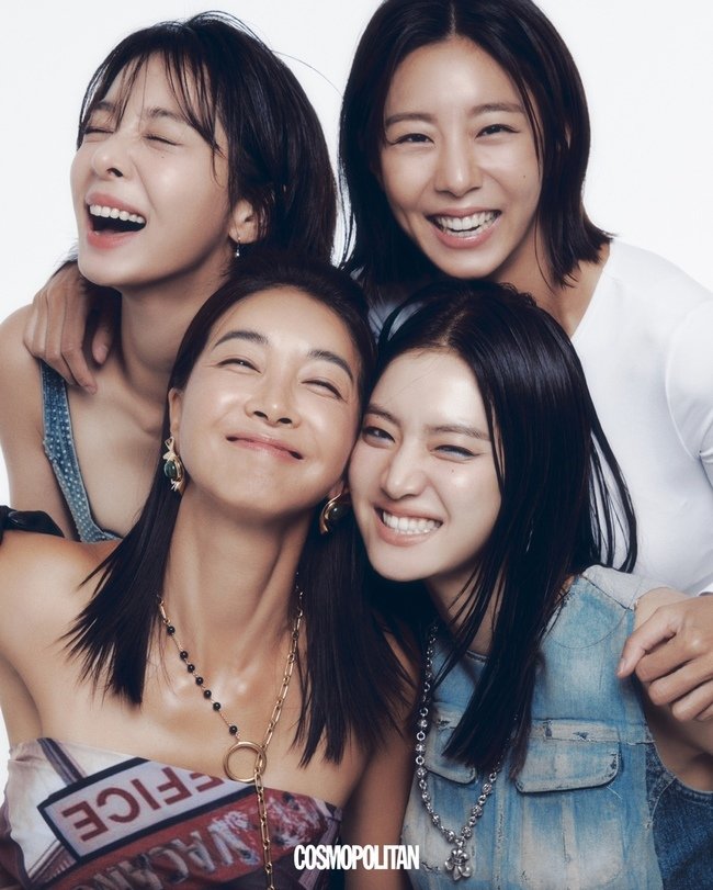 NigSeorina's tweet photo. The Iron Girls X Cosmopolitan 😘😘
Show them some love😘

I love Seol Inah in this outfit 😂😘

#BangGeulYi PD  #JinSeoYeon #UEE #SeolInAh #ParkJuHyun

#ซอลอินอา #SEORINA #SeolInAh #설인아 https://t.co/K3558u3G43