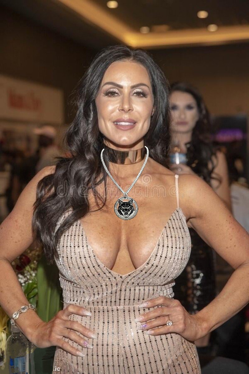 Kritiek4life's tweet photo. @KendraLust Kendra Love, you look awesome with your new jewelry. I hear it was created by one of the greatest in the business @BananaEdavi 

He works for $Kendu too, the best memecoin in the world.

Look him up. Maybe your friends #hotmomlife like it too.

#Kendu #Kenduchada #DeFi https://t.co/FtpECiJaQj