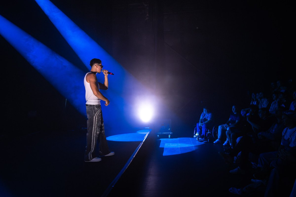 Show privé dans un théâtre complet de 150 personnes. Ça c’est qu’on appelle une Release Party 🏳️

1er Album dispo partout. L’ESQUIVE