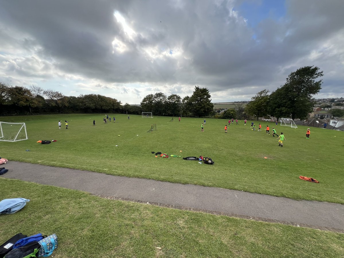 soccer_fix's tweet photo. This afternoons setting at Rudyard Kipling Primary School 🏫 ⚽️
———————————————————
#SchoolFootball #ExtraCurricular #SoccerFix #SchoolProvision #Sussex https://t.co/nLn7SyxWHp