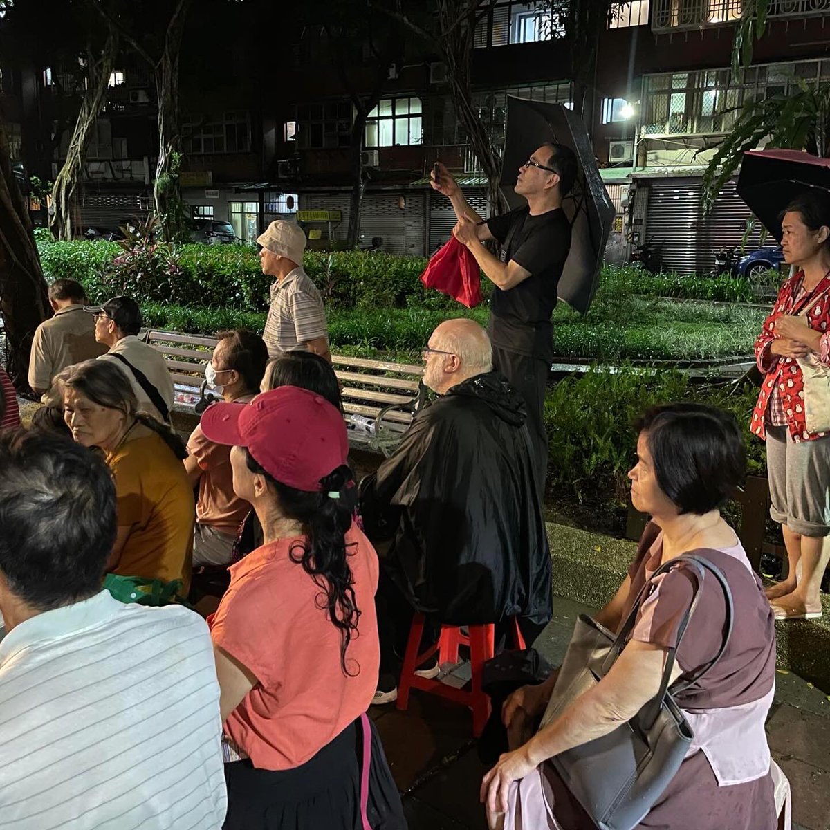 ninedragonspot's tweet photo. I have discovered that the rain poncho I wear to outdoor performances of Taiwanese opera makes me look like Death from Bergman’s Seventh Seal.

#kuaáhì #歌仔戲 #TaiwaneseOpera https://t.co/t8ge7iZeo2