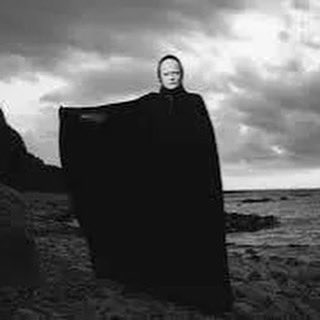 ninedragonspot's tweet photo. I have discovered that the rain poncho I wear to outdoor performances of Taiwanese opera makes me look like Death from Bergman’s Seventh Seal.

#kuaáhì #歌仔戲 #TaiwaneseOpera https://t.co/t8ge7iZeo2