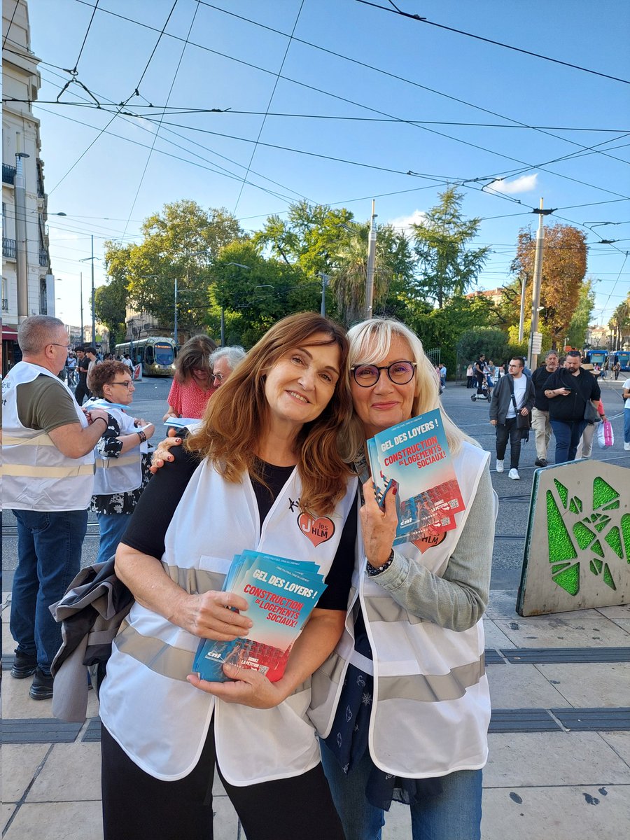 La_CNL's tweet photo. À la veille du Congrès HLM, la CNL est mobilisée à Montpellier pour le Gel des loyers et la construction de logements sociaux 👉 Signez la pétition sur @Change https://t.co/Iaq1YpONfL