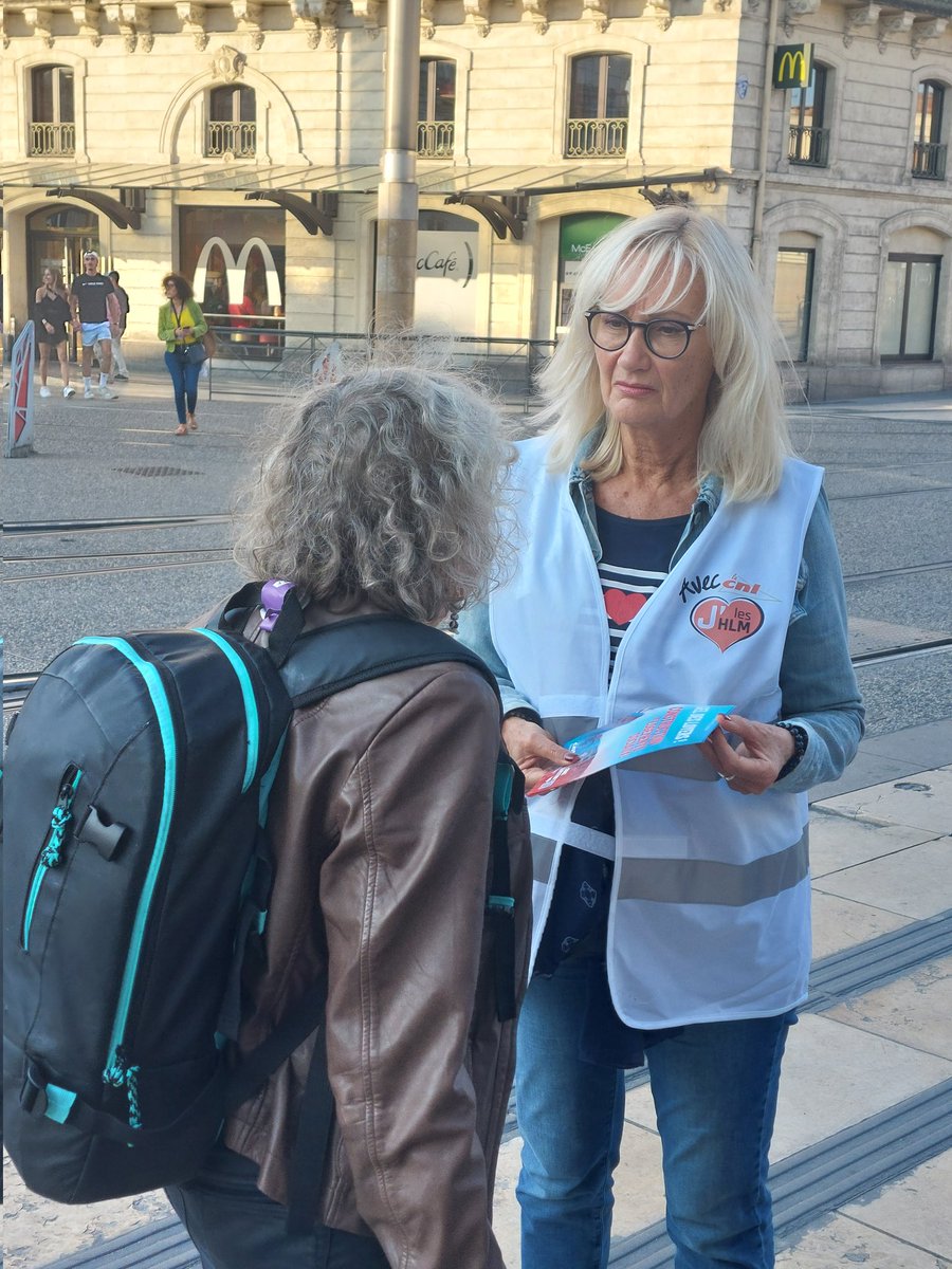 La_CNL's tweet photo. À la veille du Congrès HLM, la CNL est mobilisée à Montpellier pour le Gel des loyers et la construction de logements sociaux 👉 Signez la pétition sur @Change https://t.co/Iaq1YpONfL