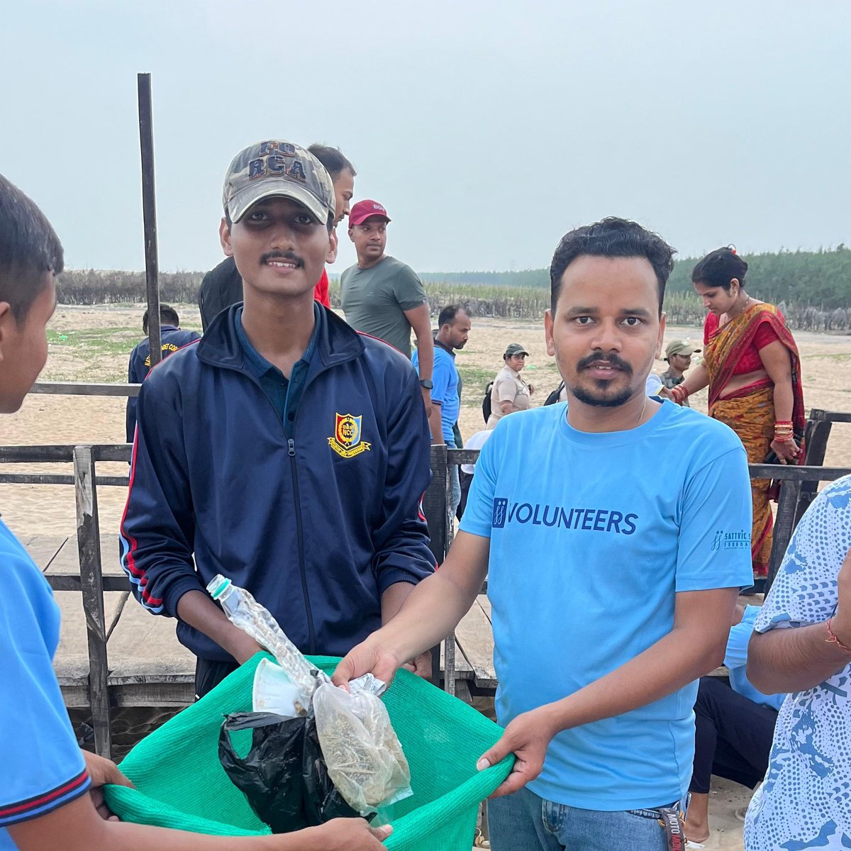 itsBiswajeet's tweet photo. successfully conducted the 
#Swachhta_Hi_Seva campaign at Paradeep Sea Beach, bringing together volunteers, locals to promote cleanliness and community service.
Organized by Kujanga (Wild Life Range ) @dfomangrovefdwl and @NccParadip33236,
Voluntary  Participated @SATTVIC_SOUL https://t.co/1EcSdboppv