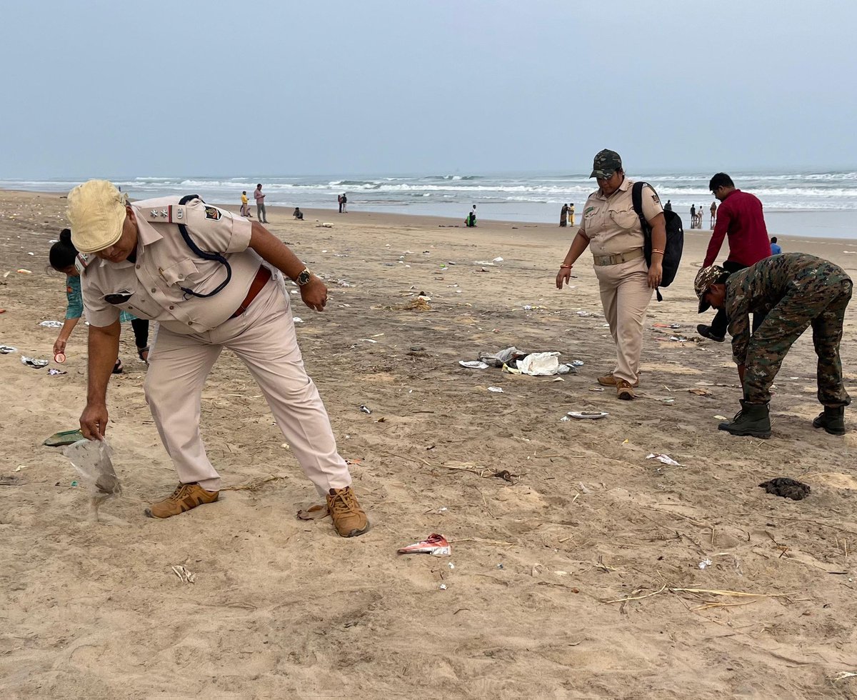 itsBiswajeet's tweet photo. successfully conducted the 
#Swachhta_Hi_Seva campaign at Paradeep Sea Beach, bringing together volunteers, locals to promote cleanliness and community service.
Organized by Kujanga (Wild Life Range ) @dfomangrovefdwl and @NccParadip33236,
Voluntary  Participated @SATTVIC_SOUL https://t.co/1EcSdboppv