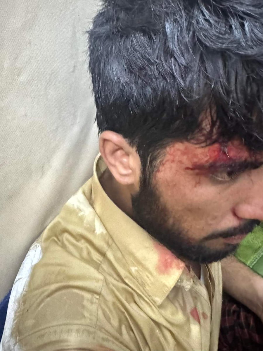 Alijanmaqsood12's tweet photo. Today, Jamiat students beat Baloch students in Boys Hostel 8 in Punjab University with the support of the security of the varsity. And then the police came and arrested 11 Baloch students. This is a very straight message from Punjab of its long-existing policy towards the Baloch. https://t.co/GvYeaROoRT