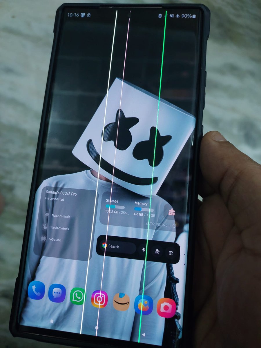 blurrypuzzle's tweet photo. @SamsungIndia My Note20Ultra having 3 Greenlines now after Aug &amp; Sep patch. Service center is saying it's  3YearPhone so this usually will happen. Now 3 year is a big thing ? Its like ..U guys are sending faulty security SW patches to break 1.5lk devices &amp; forcing us to buy new ? https://t.co/pLY9Ikcriz