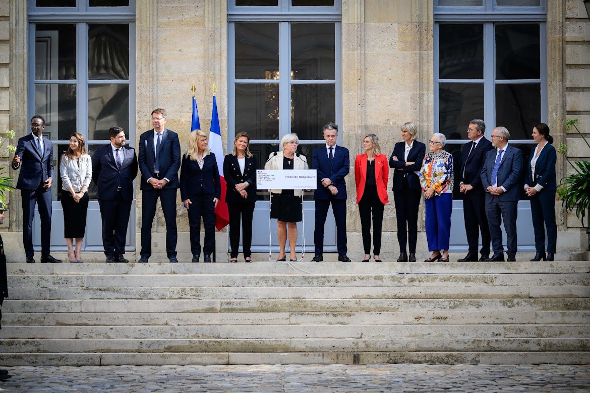 C’est avec fierté et émotion que je prends mes fonctions de Ministre des #Transports auprès de <a href="/CaVautrin/">Catherine Vautrin</a>. Merci à <a href="/ChristopheBechu/">Christophe Béchu</a> et <a href="/P_Vergriete/">Patrice Vergriete</a> pour le travail accompli. Ce ministère est celui de tous les Français : vous pouvez compter sur moi pour améliorer votre quotidien.