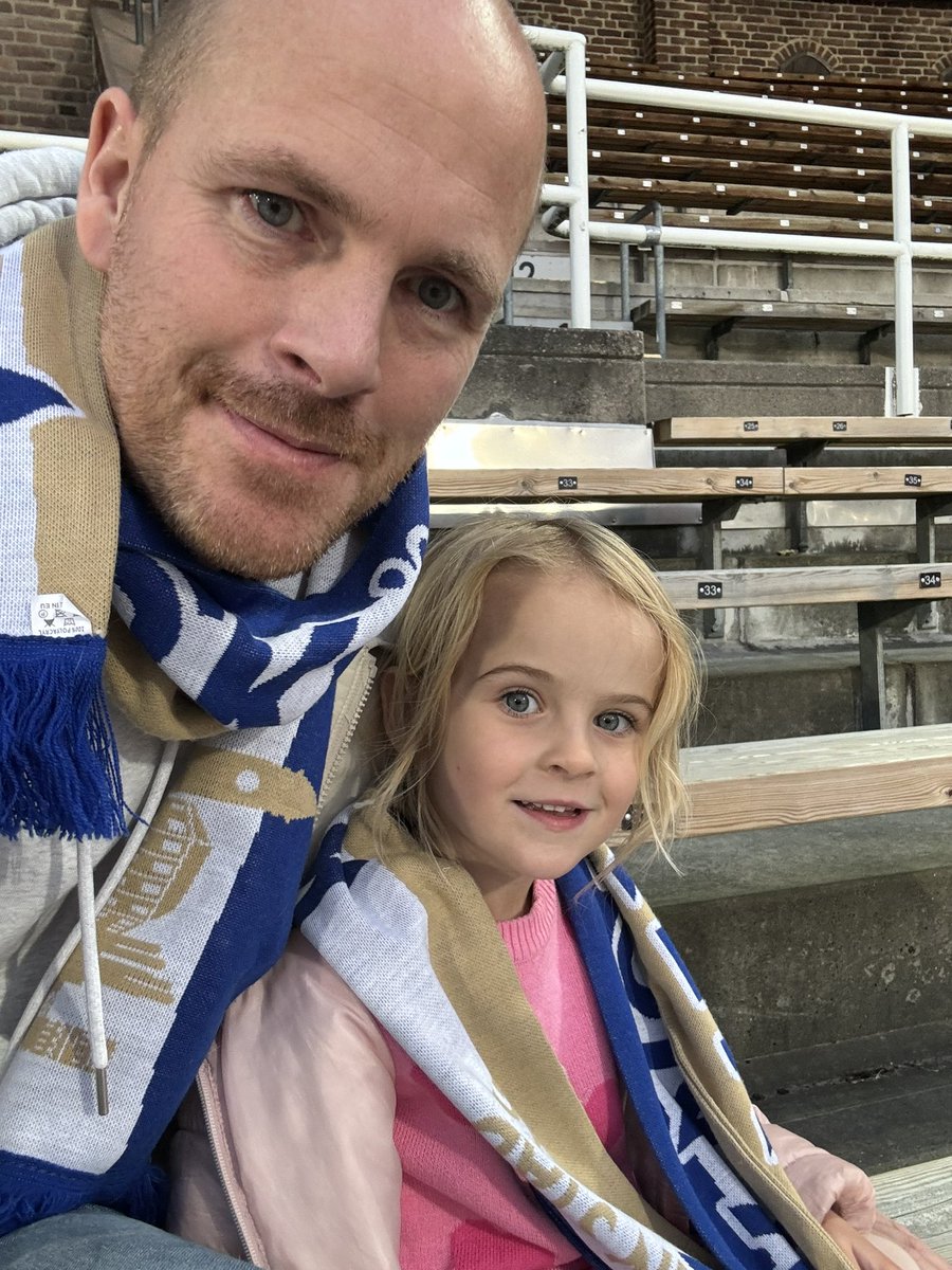 konsulten's tweet photo. På plats för att heja fram tjejerna till 3 pinnar #ifknorrköping https://t.co/3sLaEvxAaY