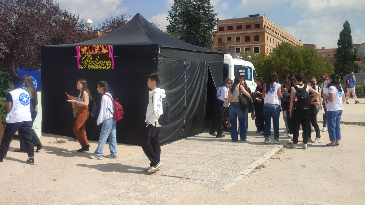 Hoy, #23S, hemos sacado a la calle los “neones sinceros” para dejar de normalizar la prostitución y desincentivar la demanda apelando a la responsabilidad de la ciudadanía.

Esta es la realidad que viven las mujeres en situación de prostitución. 
🌐 medicosdelmundo.org/actualidad/not…