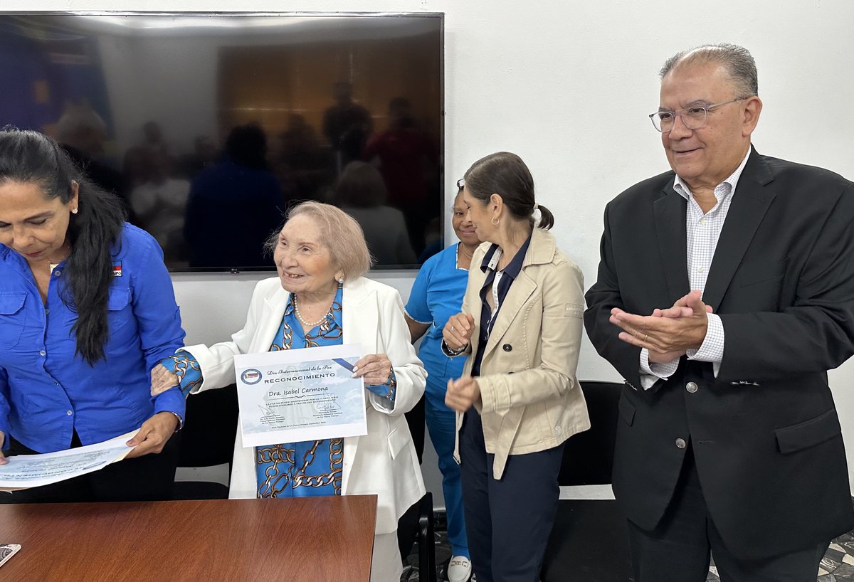 Conversatorio por el día internacional de La Paz en UNT, con la presencia de Ramón Guillermo Aveledo e Isabel Carmona de Serra.