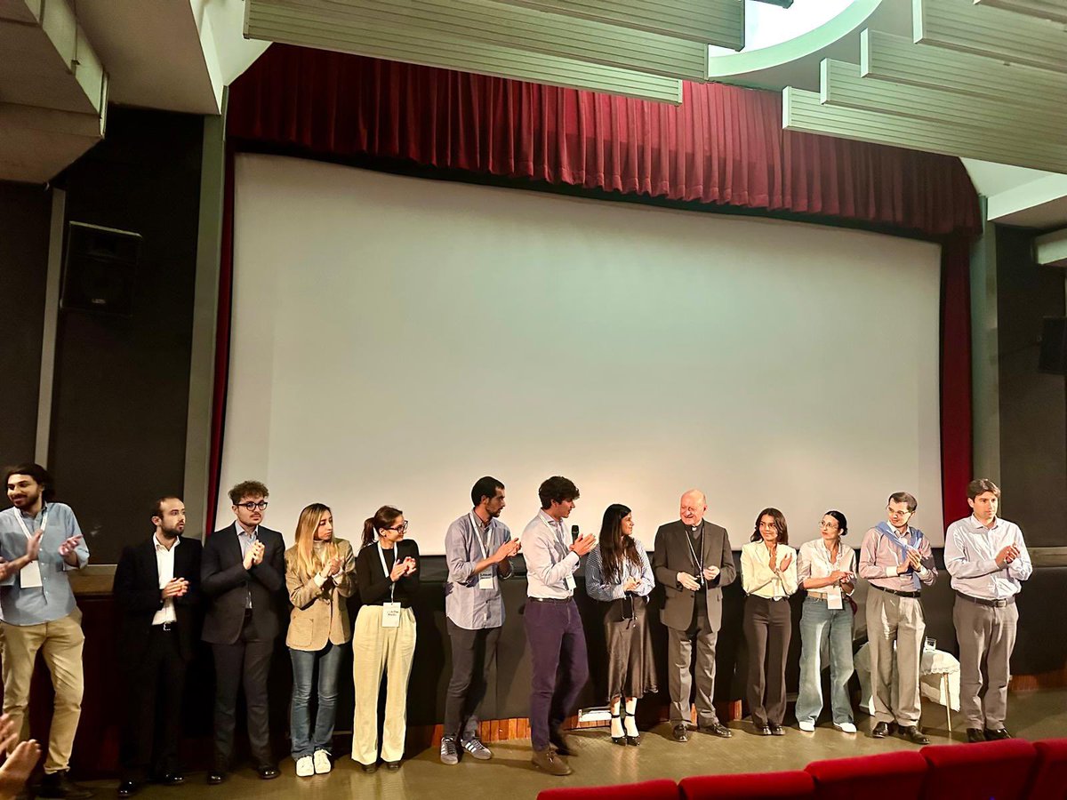 Un emozionante incontro con la Consulta giovanile del <a href="/CortiledeiGenti/">Cortile dei Gentili</a>, la parrocchia di San Timoteo di Roma, quella di Marigliano (Na) e tante altre.
Un pomeriggio dedicato al dialogo, all’ascolto, alla condivisione e all’amicizia.
cortiledeigentili.com/il-sentiero-de…