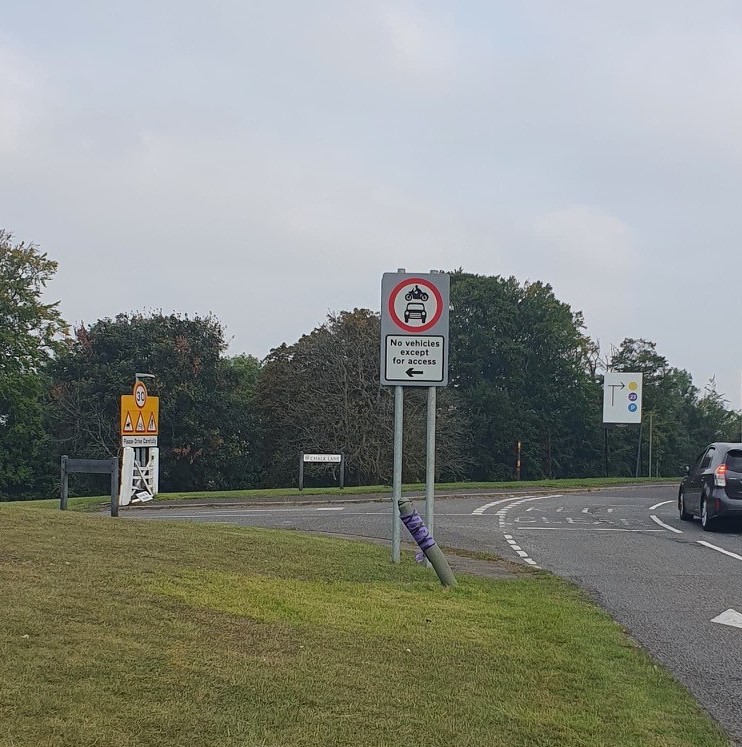The road sign pictured here means no motor vehicles except for access. Drivers may only enter the road if visiting an address or business in that road. We have received complaints from horse riders that #CHALKLANE #EPSOM is being used as a cut through. #AccessOnly