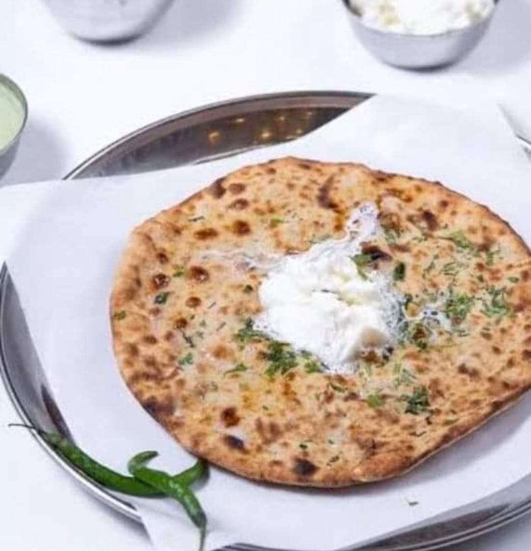 गोबर पट्टी के ढाबो पर तंदूरी परांठो के साथ सफेद मक्खन में पेट्रोलियम वैक्स भर भर कर परोसा जाता है। ऐसा नकली सफेद मक्खन 120 Rs किलो मिल जाता है। 

दाल मखनी में 45-59% क्रीम + बटर है जो अधिकतम फर्जी फैट से बनती है। मगर यहां की जनता 40 सब्जियां एक तरफ व दाल मखनी अकेली एक तरफ,