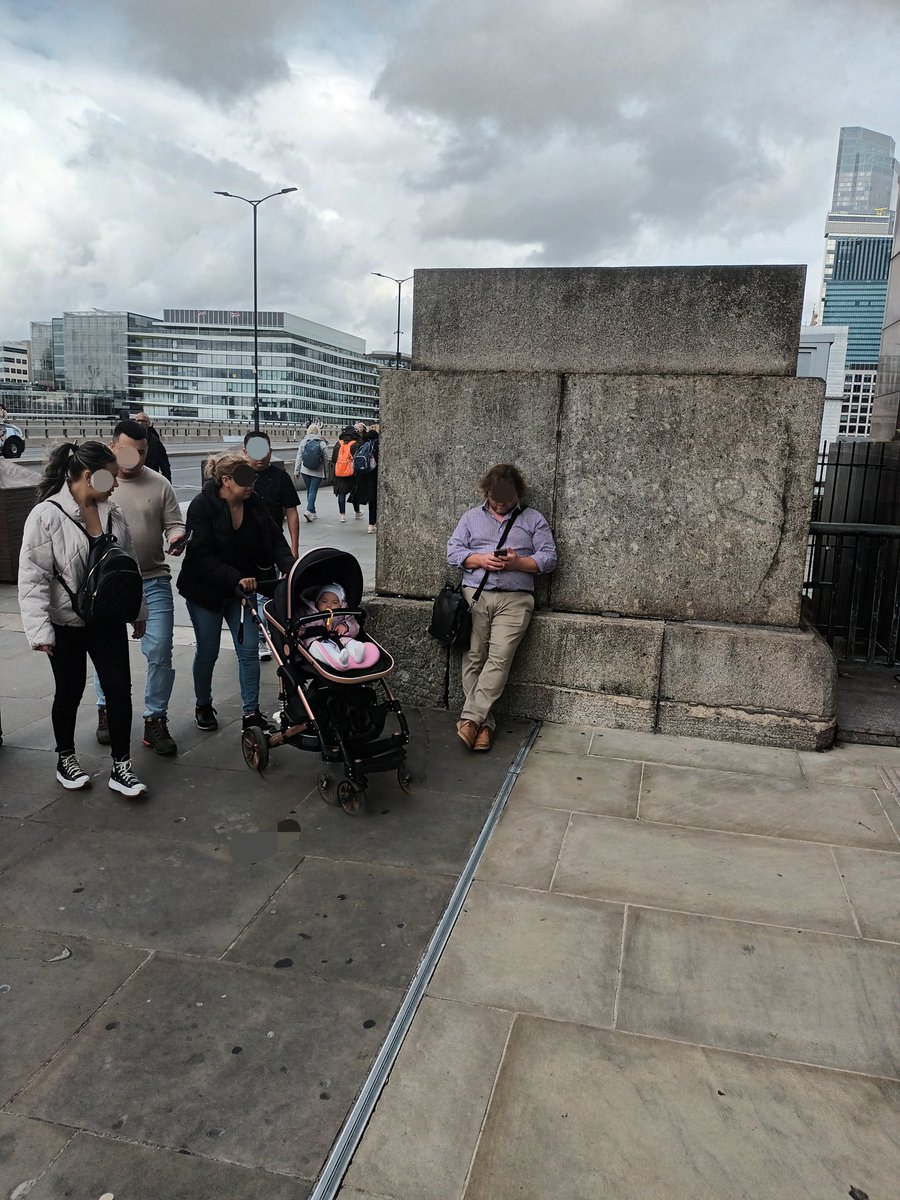 VanityBridge's tweet photo. People bang on about the fourth plinth in Trafalgar Square, yet this one at the southern end of London Bridge stands vacant and ignored. Jean Monnet? https://t.co/n3UGNsMSbu