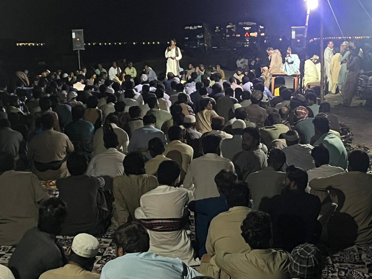 "گوادر"
چار دنوں سے گوادر کے عوام سڑکوں پر در بدر ہیں،
سرکار نے کنٹانی بارڈر پر قدغن لگا کر ہزاروں لوگوں کو اپنے ہی روزگار سے بیروزگار کردیا ہے،
خدارا گوادر والوں پر رحم کریں،
ان سے ان کا اپنا روزگار مت چھین لیں،
<a href="/HamidMirPAK/">Hamid Mir حامد میر</a> 
<a href="/MahrangBaloch_/">Mahrang Baloch</a> 
<a href="/SammiBaluch/">Sammi Deen Baloch</a>