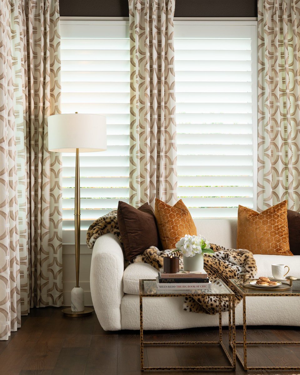 IBBDesign's tweet image. As of this weekend, fall is officially here! During this season, homes with rich textures, warm tones, and inviting details make the perfect place to cozy up on an autumn day.🍂
📸: Dan Piassick 

#autumndecor #interiordesign #falldesign #fallvibes #interiordesigner #design