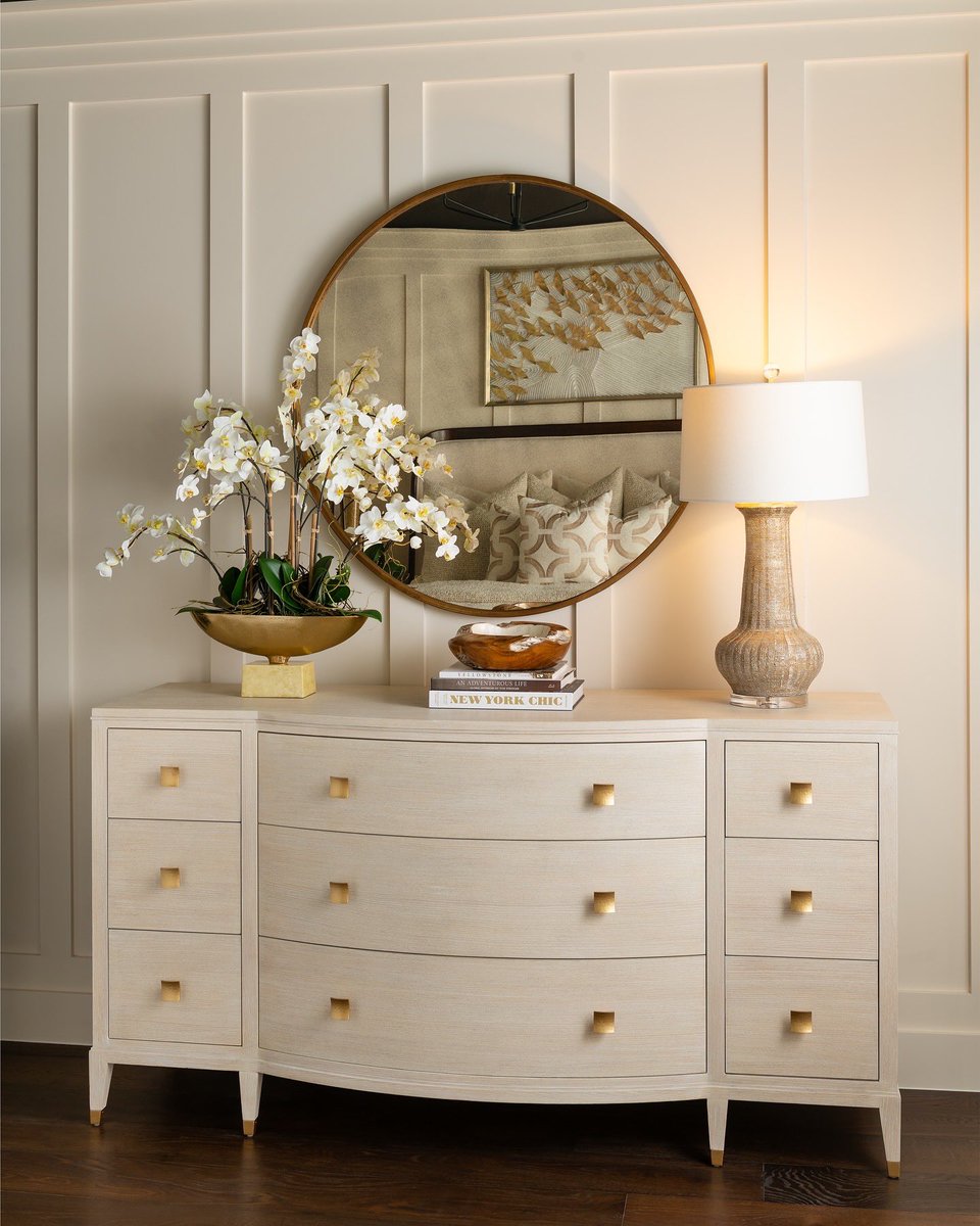 IBBDesign's tweet image. As of this weekend, fall is officially here! During this season, homes with rich textures, warm tones, and inviting details make the perfect place to cozy up on an autumn day.🍂
📸: Dan Piassick 

#autumndecor #interiordesign #falldesign #fallvibes #interiordesigner #design