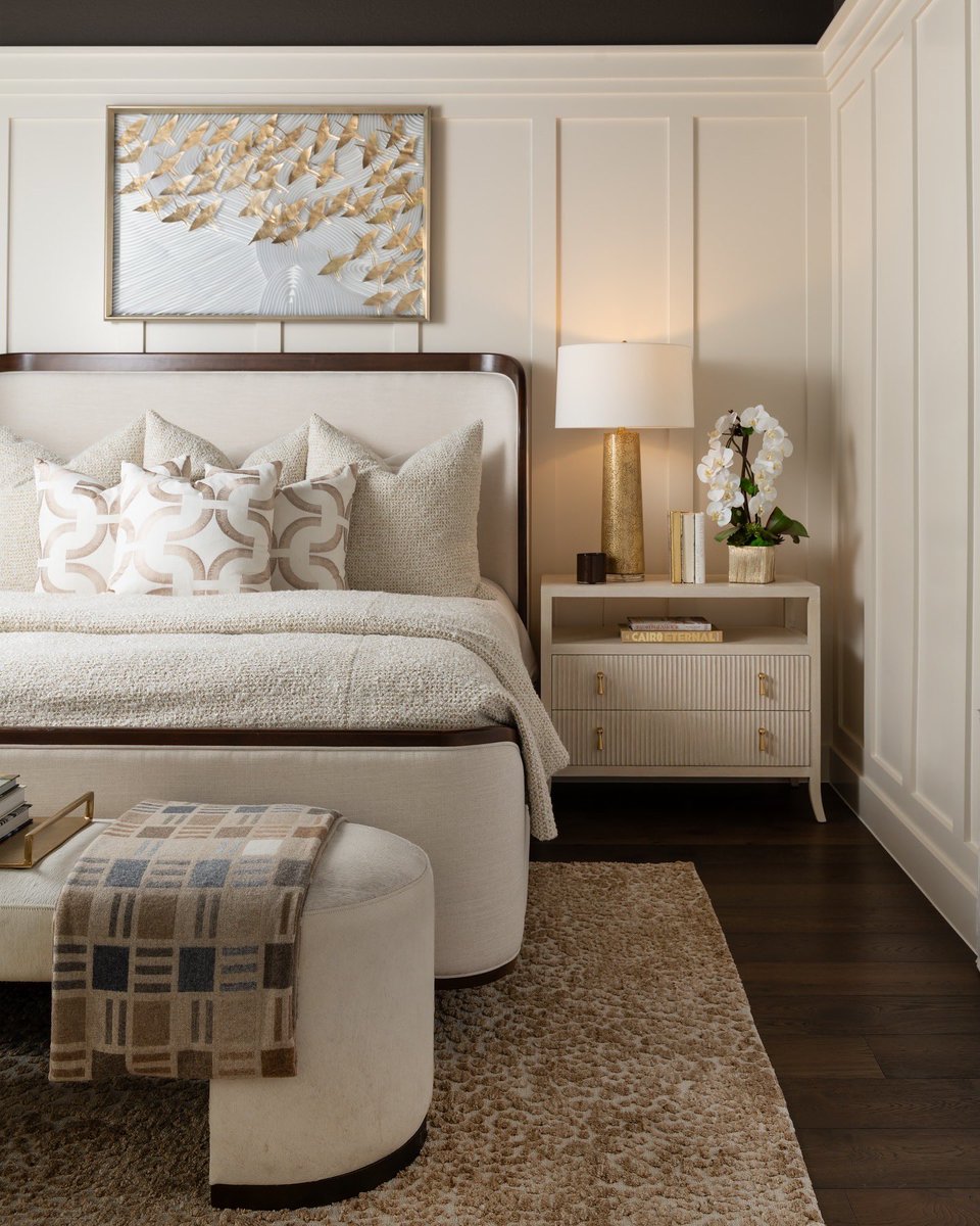 IBBDesign's tweet image. As of this weekend, fall is officially here! During this season, homes with rich textures, warm tones, and inviting details make the perfect place to cozy up on an autumn day.🍂
📸: Dan Piassick 

#autumndecor #interiordesign #falldesign #fallvibes #interiordesigner #design