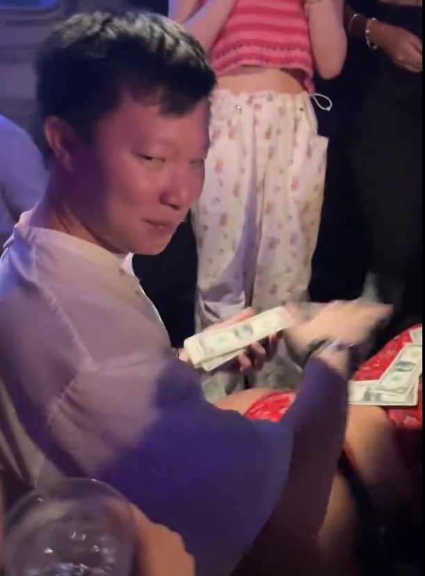 This man is throwing money at women in a club.

But he once ran one of crypto's biggest hedge funds.

Here’s how Su Zhu ended up in jail, owing +1.3 Billion to his investors.🧵

(1/9)