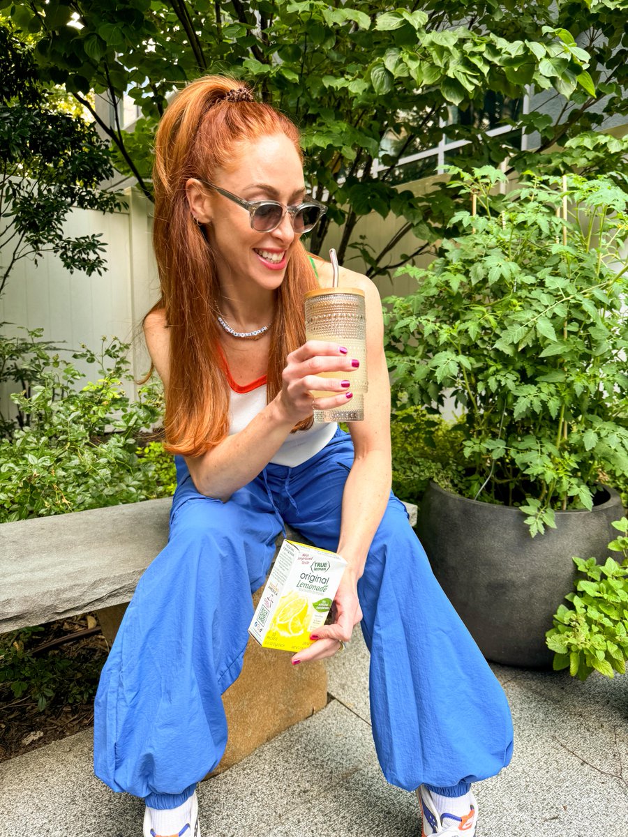 truelemon's tweet image. Fall~ in love with the 🍂 unbe-leaf-able 🍂 refreshing taste of True Lemon 💛 Use code FALLLEMONADE for 35% off Lemonades and Limeades! Valid 09/23-24.