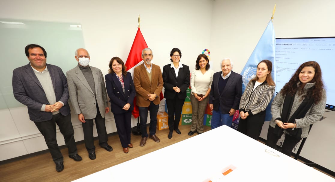 A fin de evaluar la implementación de nuevas tecnologías en el registro de la primera infancia, la jefa del #Reniec, <a href="/CarmenVelardeK/">Carmen Velarde Koechlin</a>, sostuvo una reunión de trabajo con el Dr. Eric Peña, viceministro del <a href="/Minsa_Peru/">Ministerio de Salud</a> y Max Hernández, secretario ejecutivo del <a href="/AcuerdoNacPeru/">Acuerdo Nacional Perú - oficial</a>.