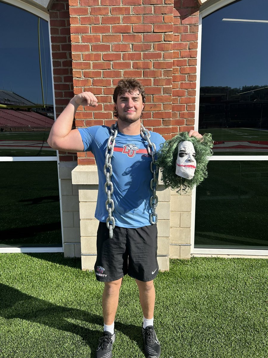 clay_sisson's tweet photo. In the weight room!  Flames! @elisisson13 https://t.co/k7d0B2UDZ6