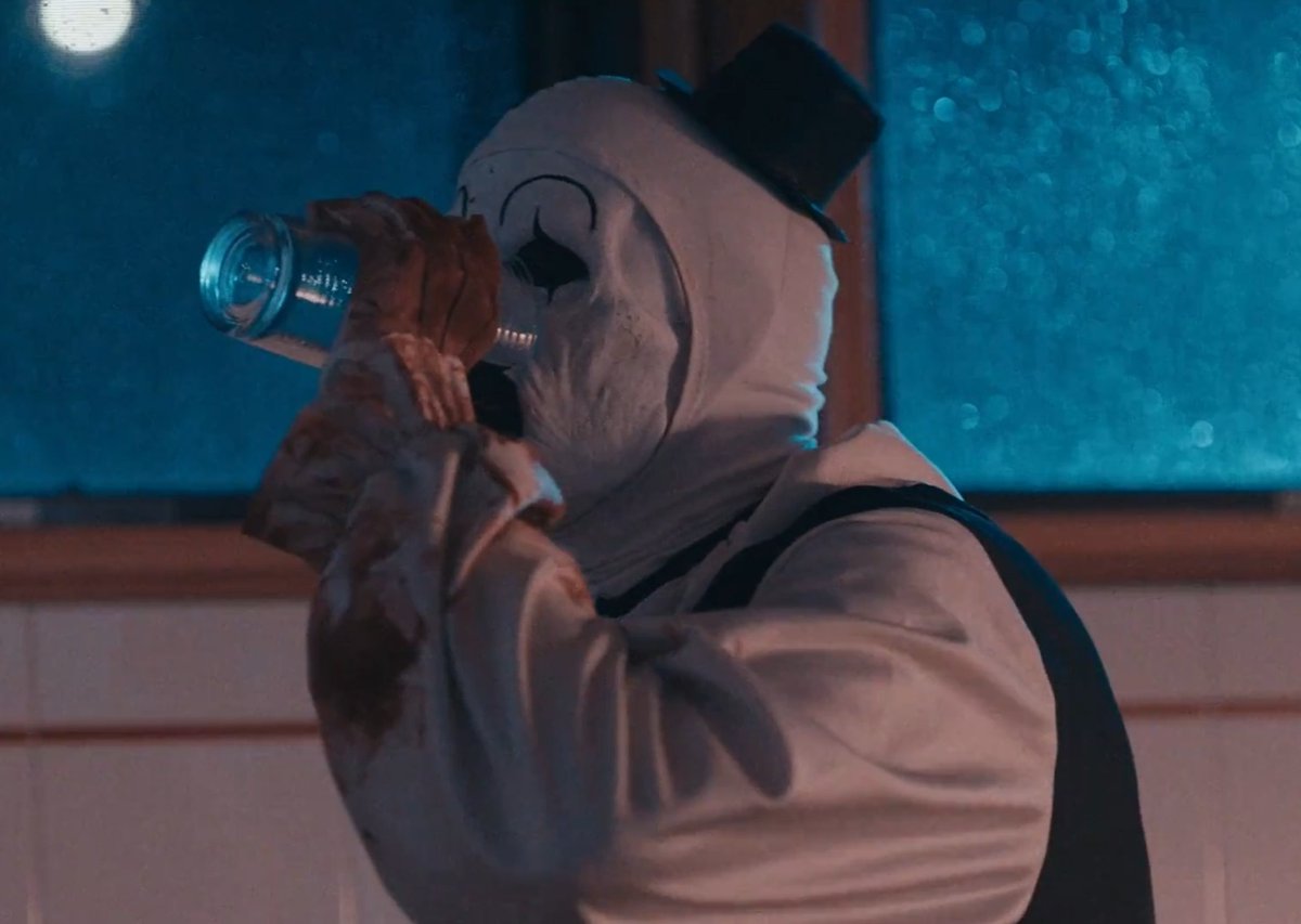KryptKeeper21's tweet photo. Friendly reminder to stay hydrated and drink water 💦🔪🩸 https://t.co/qSzejbxhl8