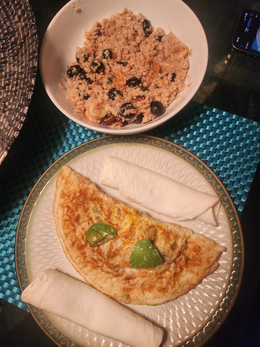 pprubuck's tweet image. Ava avocado cheese omelet oatmeal and berries and dates plus egg white tortillas