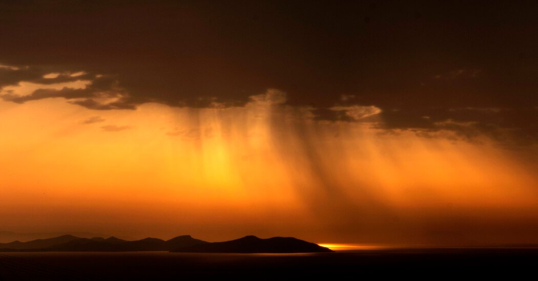 Tourism and Water Shortages on the Greek Islands: A Delicate Balance nytimes.com/2024/09/23/tra…