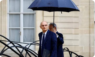 c_magritte's tweet photo. Il s'arrête quand ce régime monarchique ?
Surendettés, on paie encore des gens qui leur tiennent un parapluie, qui leur ouvrent la portière de leur voiture de fonction, qui leur préparent des banquets, etc, etc
Tout cela n'est plus possible au XXIème siècle !
#GouvernementBarnier https://t.co/q18CBOyxV1