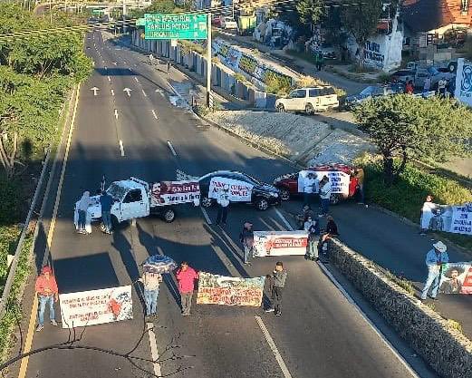 OmarVenegasV's tweet image. Cuando llegues tarde a tu trabajo, a la escuela, cuando tu día por un bloqueo en una avenida principal sea complicado, piensa en Nicolás Rico Bañuelos, EXSECRETARIO DE CAPACITACIÓN Y FORMACIÓN POLÍTICA DEL COMITÉ DIRECTIVO ESTATAL DE MORENA EN QUERÉTARO.