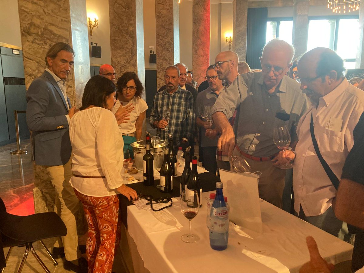 cuzcurritawine's tweet photo. Una selección  de grandes vinos en el I Encuentro de la Asociación de Bodegas por la  Calidad. Ana Martín, nuestra enóloga, ha sido la encargada de presentar  nuestro vino: Blanca 2020. Muchas gracias por vuestra compañía 
#castillodecuzcurrita #asociacionbodegascalidad #rioja https://t.co/pMqnbU9Wt4